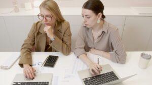 équipe comptable pour expliquer comment fonctionne la facturation électronique